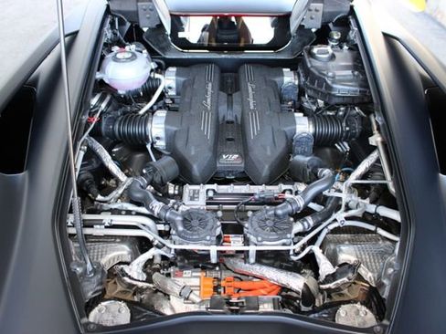 Used 2024 Lamborghini Revuelto image 19