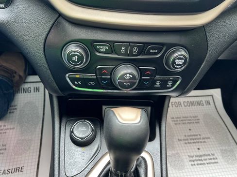 Used 2018 Jeep Cherokee Limited AWD/4WD image 33