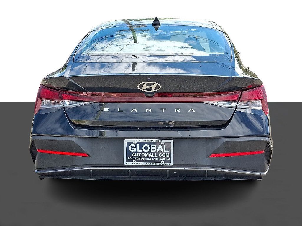 Used 2024 Hyundai Elantra SE FWD image 6