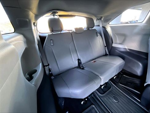 Used 2022 Toyota Sienna XLE w/ XLE Plus Package AWD/4WD image 17
