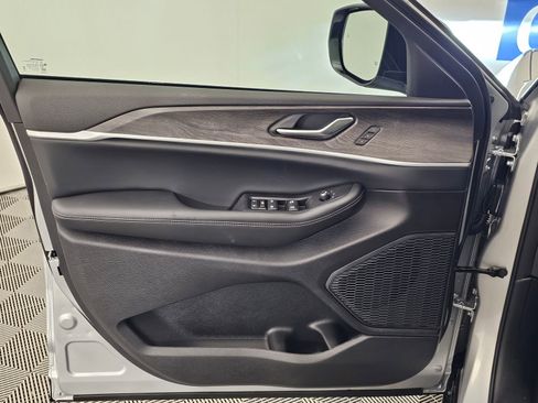 New 2025 Jeep Grand Cherokee Limited image 10