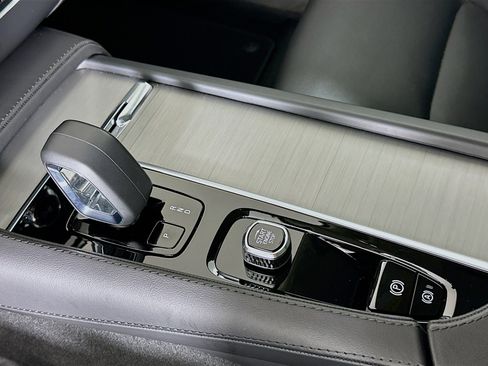 Used 2025 Volvo XC90 B5 Core image 25