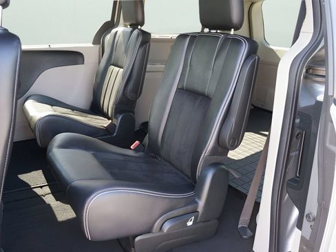 Used 2017 Dodge Grand Caravan SXT w/ Driver Convenience Group FWD image 11