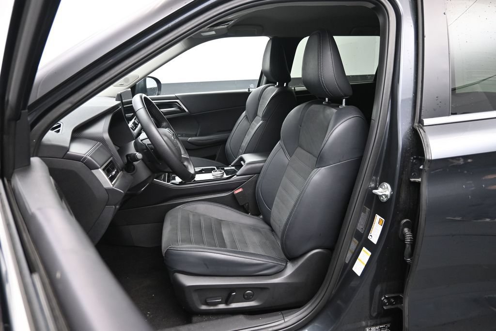 Used 2025 Mitsubishi Outlander AWD image 20