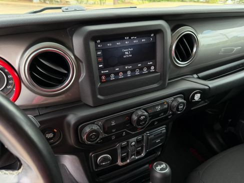 Used 2020 Jeep Wrangler Unlimited Sahara AWD/4WD image 16