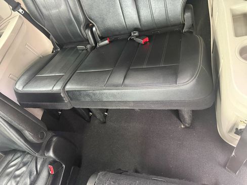 Used 2015 Chrysler Town & Country Touring image 45