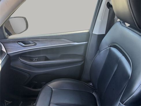 Used 2023 Jeep Grand Cherokee Limited image 18