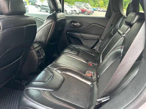 Used 2019 Jeep Cherokee Trailhawk AWD/4WD image 24