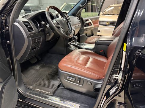 Used 2018 Toyota Land Cruiser image 25