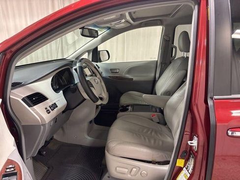 Used 2013 Toyota Sienna XLE image 4
