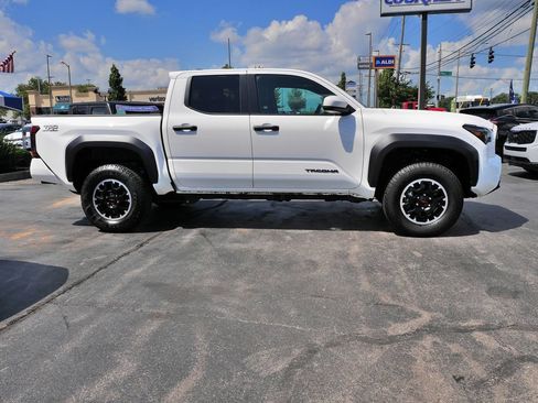 Used 2025 Toyota Tacoma TRD Off-Road AWD/4WD image 8