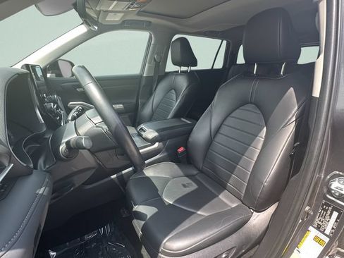 Used 2023 Toyota Highlander XLE FWD image 11