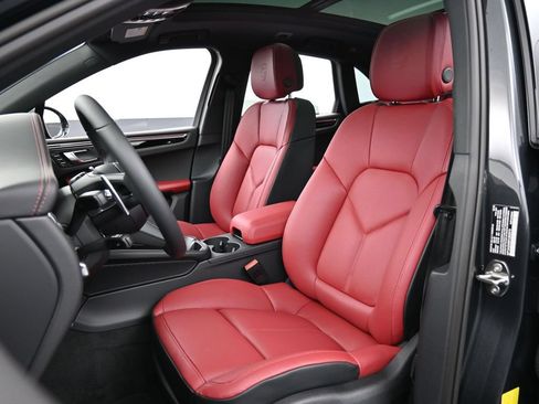 Certified 2026 Porsche Macan AWD/4WD image 5