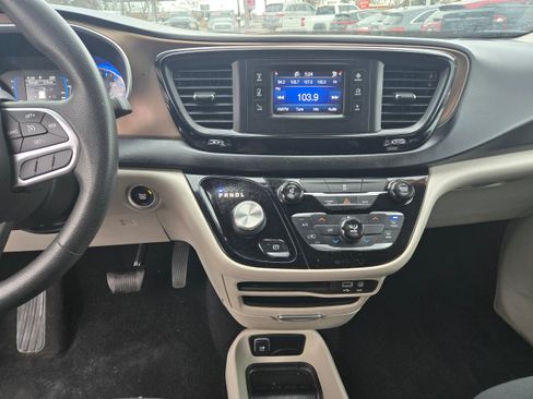 Used 2017 Chrysler Pacifica LX FWD image 8