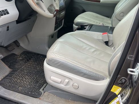 Used 2012 Toyota Sienna Limited w/ Premium Pkg image 5