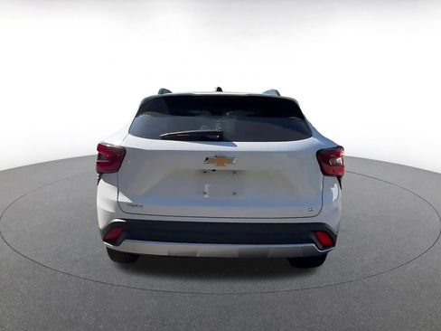 Used 2025 Chevrolet Trax LT w/ LT Convenience Package FWD image 12