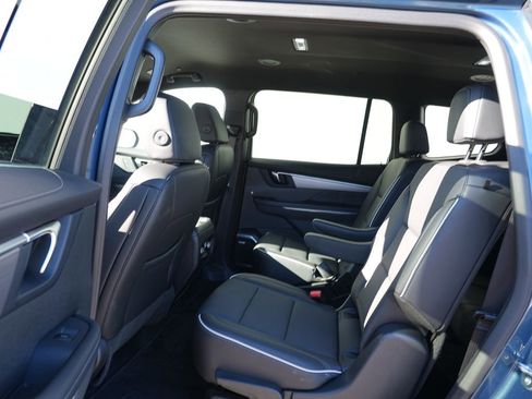 Used 2025 Buick Enclave Preferred image 18