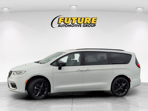 New 2026 Chrysler Pacifica Limited w/ Uconnect Theater Family Group image 7