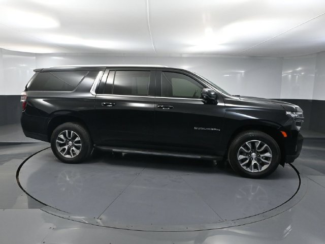 Used 2022 Chevrolet Suburban LT w/ Luxury Package AWD/4WD image 3