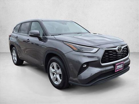 Used 2025 Toyota Highlander LE FWD image 3
