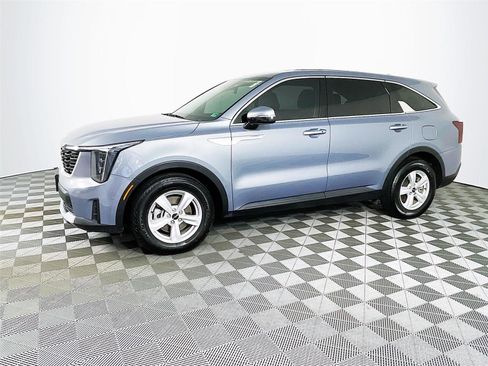 Certified 2025 Kia Sorento LX image 4