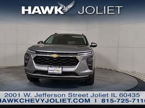 Used 2025 Chevrolet Trax LT w/ LT Convenience Package FWD image 2