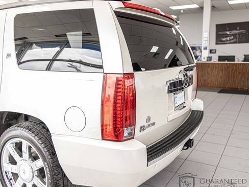 Used 2010 Cadillac Escalade 2WD Hybrid image 12