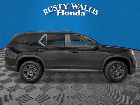 New 2025 Honda Pilot TrailSport image 2