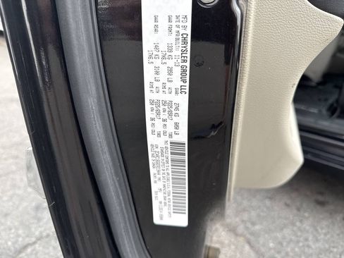 Used 2014 Chrysler Town & Country Touring FWD image 20