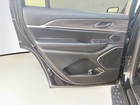 Used 2024 Jeep Grand Cherokee L Limited image 27