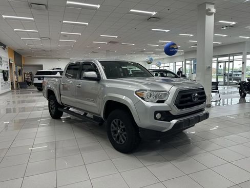 Used 2023 Toyota Tacoma SR5 AWD/4WD image 12