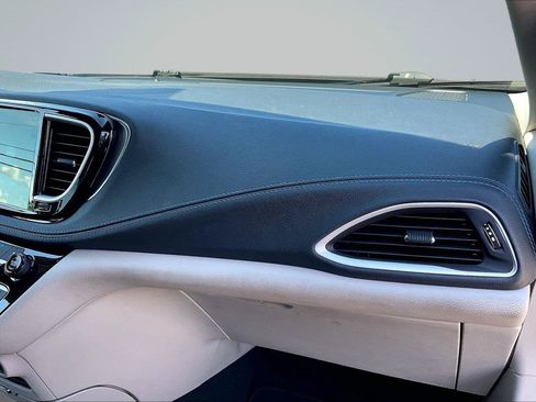 Used 2021 Chrysler Pacifica Touring w/ Cold Weather Group FWD image 16