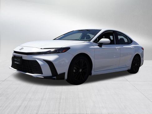 Used 2025 Toyota Camry SE FWD image 2