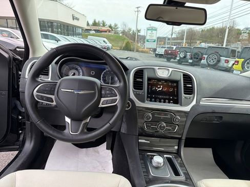 Used 2022 Chrysler 300 Touring image 22