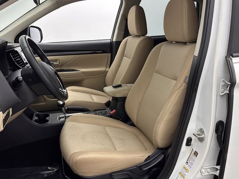 Used 2016 Mitsubishi Outlander SE image 12