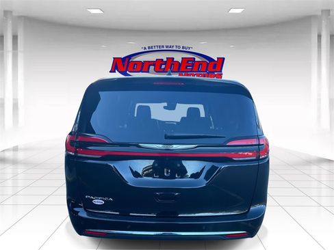 Used 2024 Chrysler Pacifica Touring-L image 4