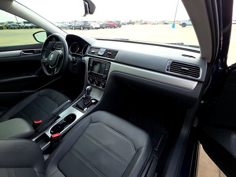 Used 2019 Volkswagen Passat 2.0T Wolfsburg w/ Wheels & Sunroof Package image 15