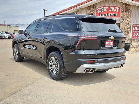 Used 2025 Chevrolet Traverse LT FWD image 2