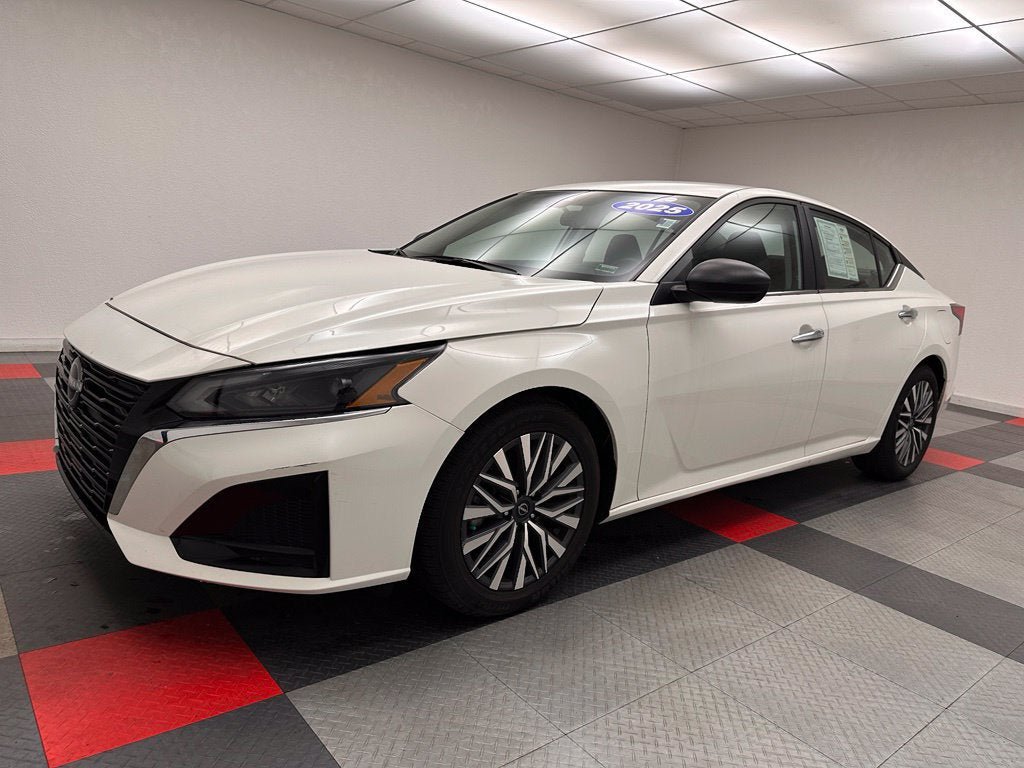 Used 2025 Nissan Altima 2.5 SV FWD image 3