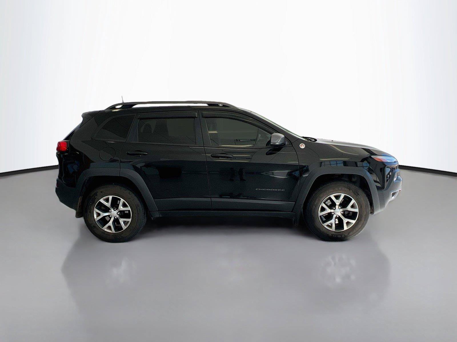 Used 2018 Jeep Cherokee Trailhawk w/ Comfort/Convenience Group AWD/4WD image 16
