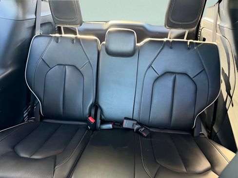 Used 2025 Chrysler Pacifica Limited image 11