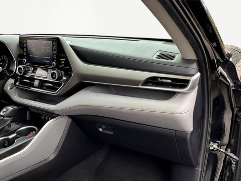 Used 2021 Toyota Highlander XLE image 27