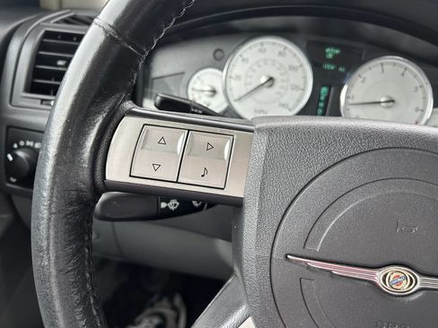 Used 2005 Chrysler 300 Touring image 27