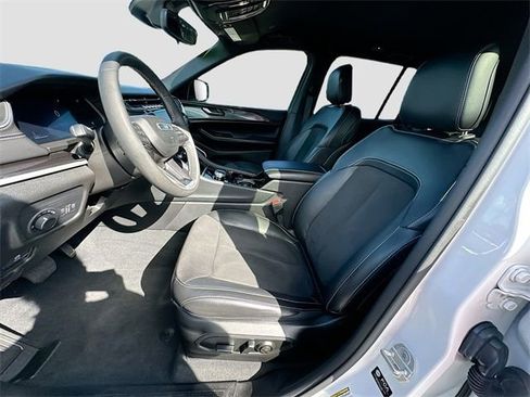 Used 2023 Jeep Grand Cherokee Altitude image 19