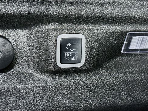 Used 2024 Jeep Grand Cherokee L Laredo image 30