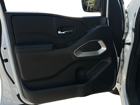 Used 2025 Nissan Frontier SV w/ SV Convenience Package RWD image 10