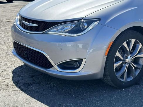 Used 2018 Chrysler Pacifica Limited w/ Tire & Wheel Group image 8