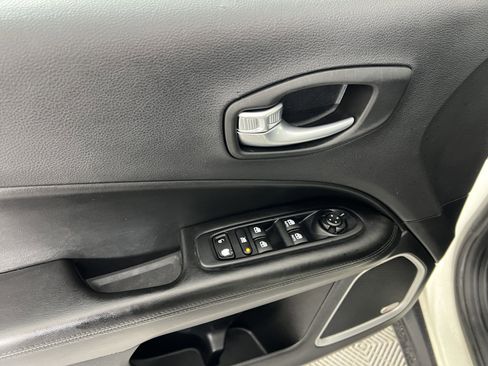 Used 2018 Jeep Compass Latitude w/ Popular Equipment Group image 17