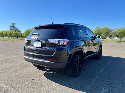 Used 2023 Jeep Compass Latitude image 5