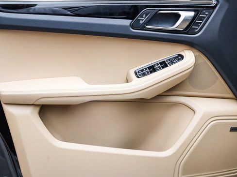 Certified 2026 Porsche Macan AWD/4WD image 13
